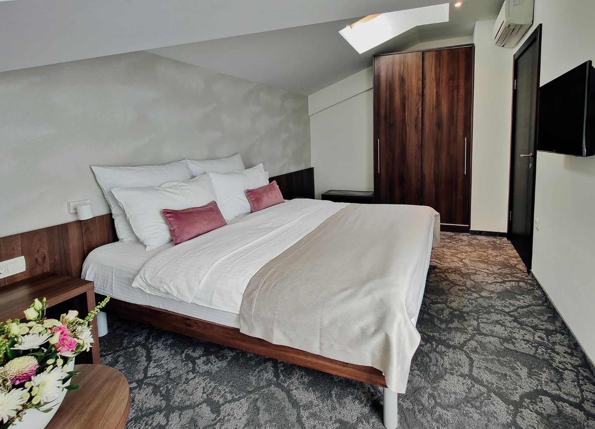 Hotel Pine Tivat Exterior photo